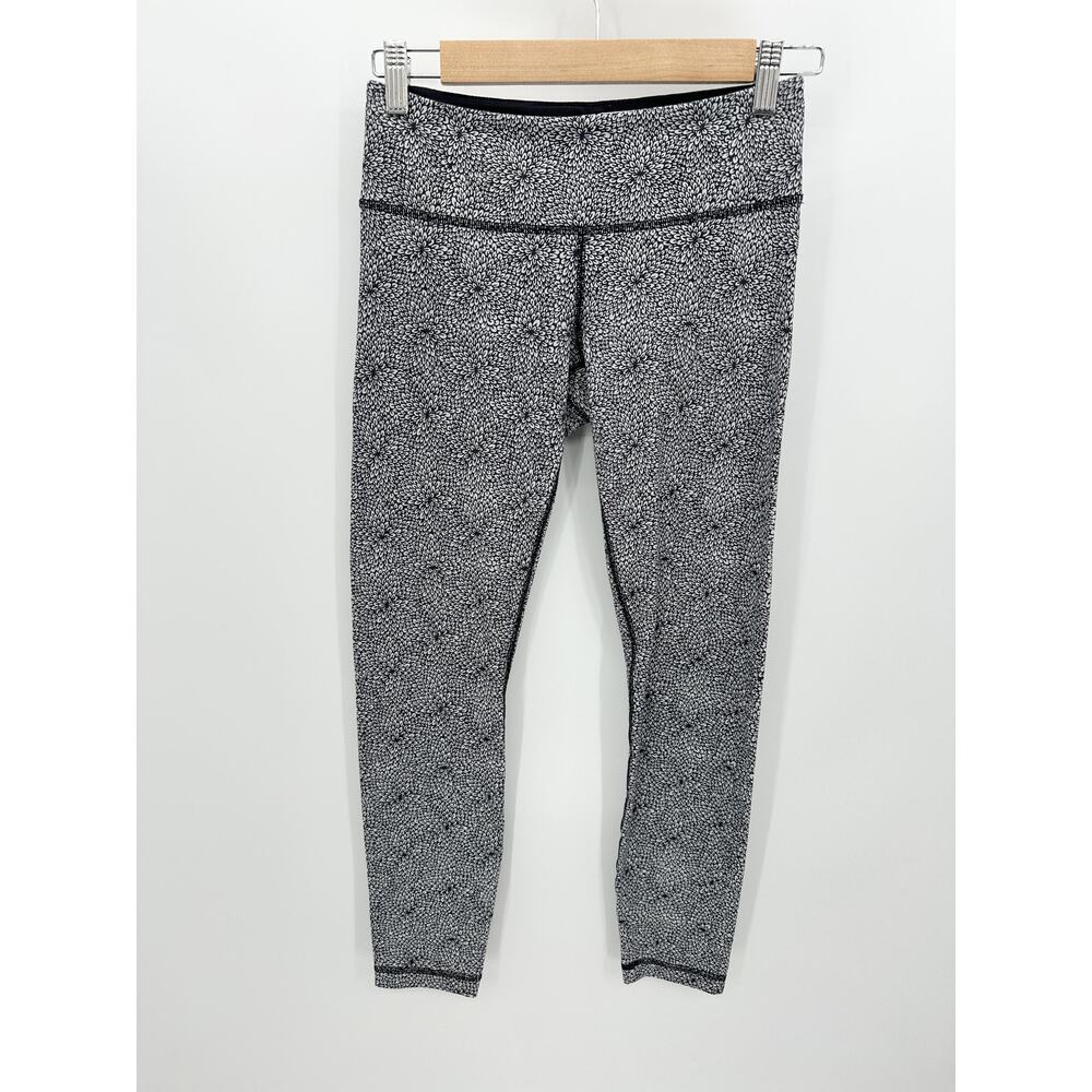 Lululemon Black White Floral Print‎ Activewear Leggings Womens Size 4 GL18